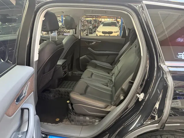 Audi Q7 — Фото автомобиля 10