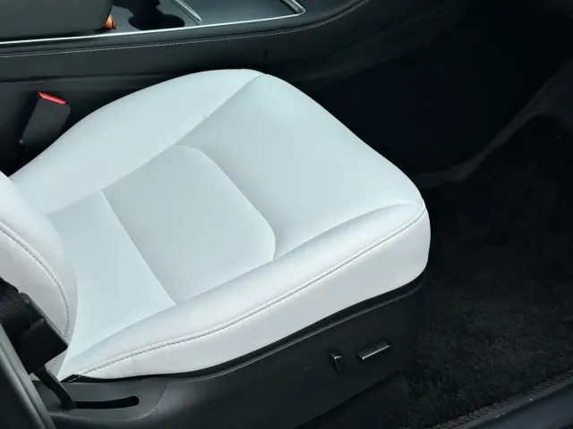 Tesla Model Y — Фото автомобиля 16