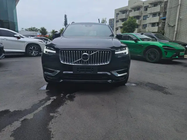 Volvo XC90 — Фото автомобиля 2