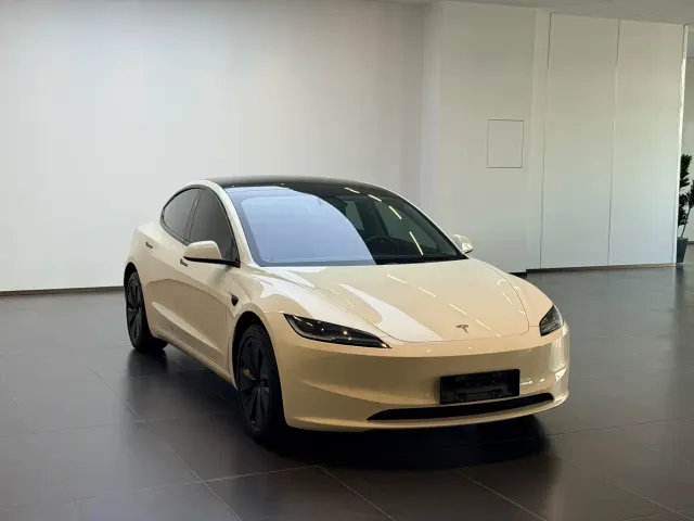 Tesla Model 3 — Фото автомобиля 3