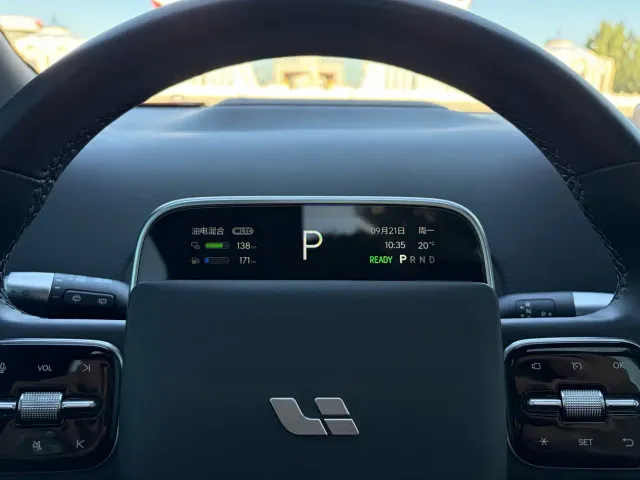 Li Auto Li L8 2023 Pro — Фото автомобиля 13