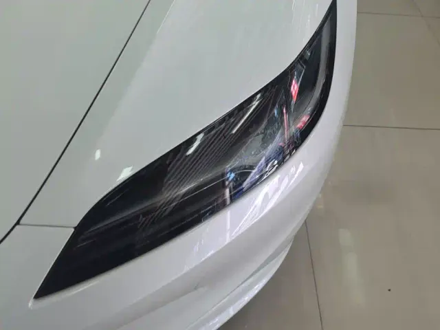 Tesla Model 3 — Фото автомобиля 5