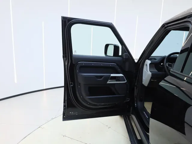 Land Rover Defender — Фото автомобиля 11