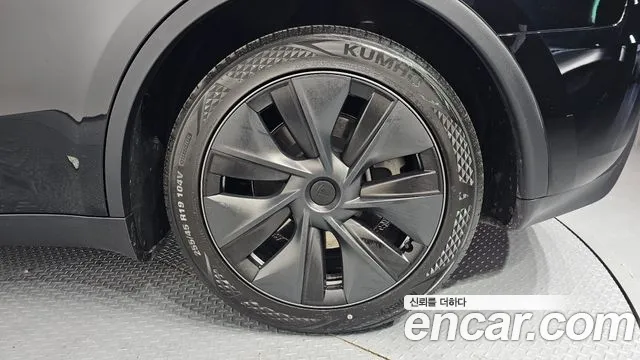 Tesla Model Y — Фото автомобиля 19