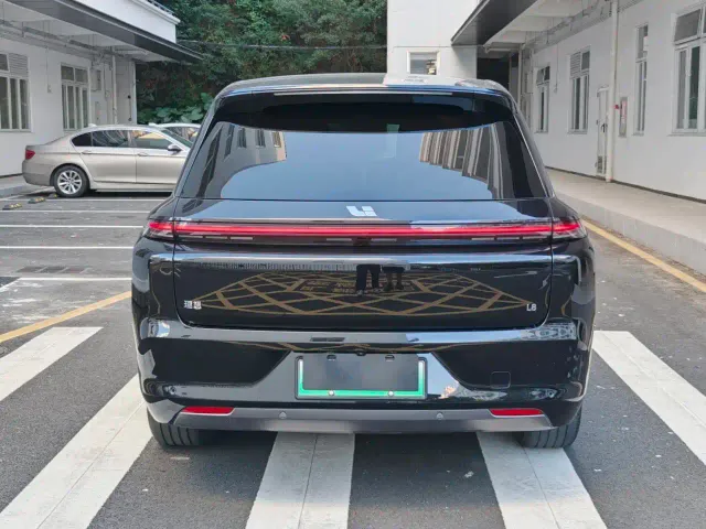 Li Auto L8 — Фото автомобиля 14