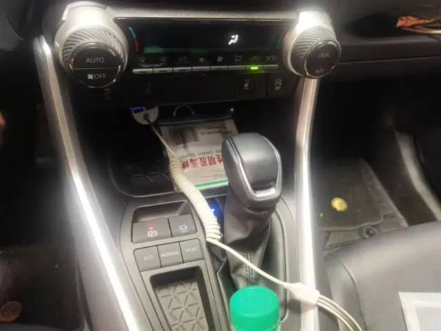 Toyota RAV4 — Фото автомобиля 15