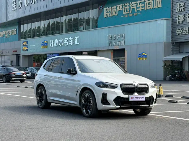 BMW iX3 — Фото автомобиля 3