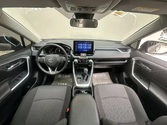 Toyota RAV4 — Фото автомобиля 6