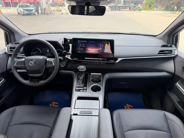 Toyota Sienna — Фото автомобиля 12