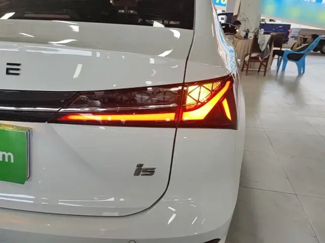 Roewe i5 — Фото автомобиля 7