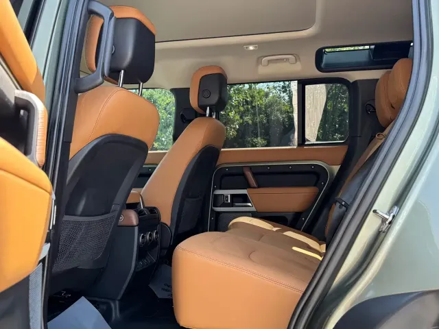Land Rover Defender — Фото автомобиля 15