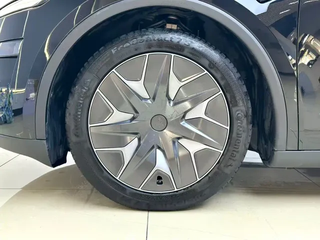 Tesla Model Y L — Фото автомобиля 21