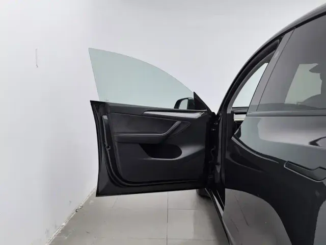 Tesla Model Y — Фото автомобиля 8