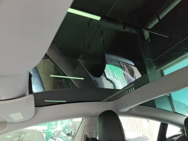 Tesla Model 3 — Фото автомобиля 17
