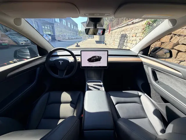 Tesla Model Y — Фото автомобиля 5