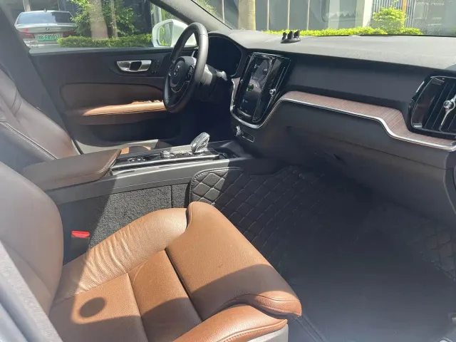 Volvo S60 — Фото автомобиля 5