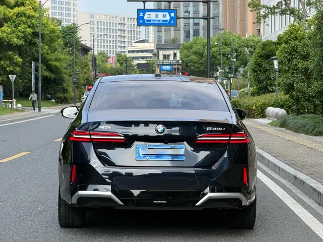 BMW 5 Series — Фото автомобиля 17