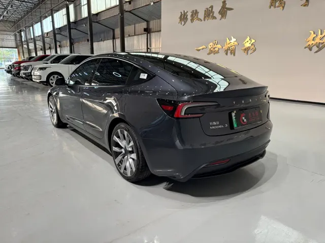 Tesla Model 3 — Фото автомобиля 4