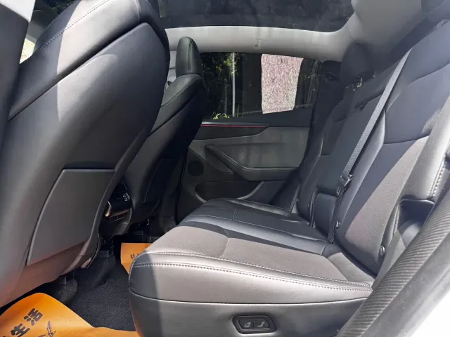 Tesla Model Y — Фото автомобиля 8