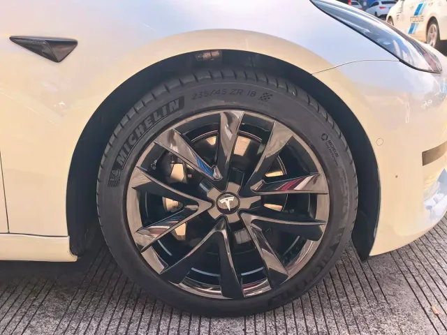 Tesla Model 3 — Фото автомобиля 18