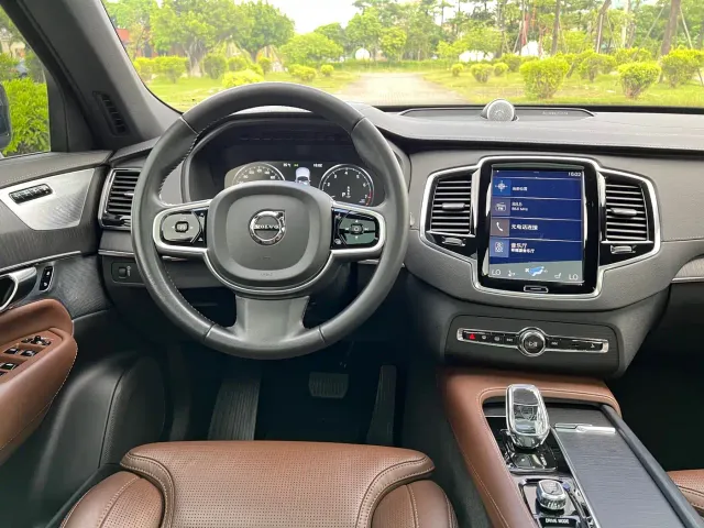 Volvo XC90 — Фото автомобиля 8