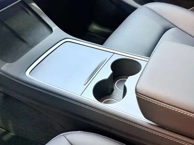 Tesla Model Y — Фото автомобиля 8