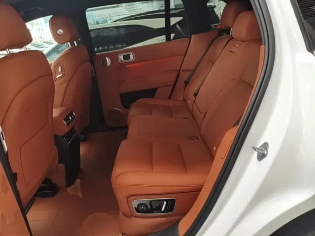 Li Auto L7 — Фото автомобиля 16