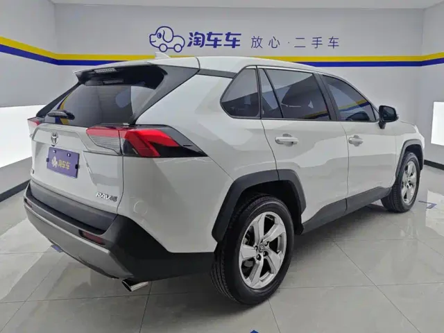Toyota RAV4 — Фото автомобиля 3
