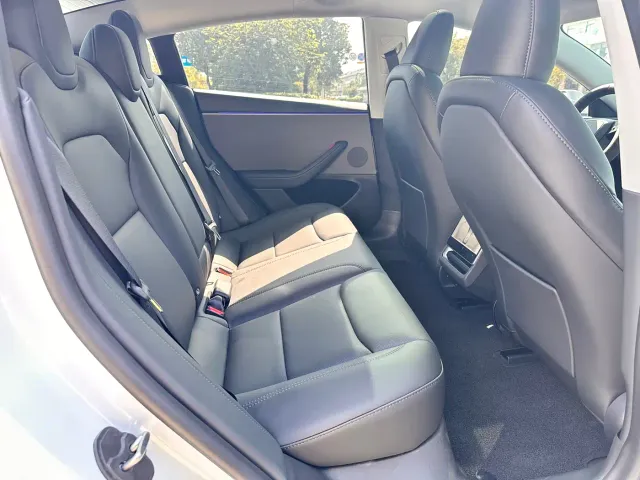 Tesla Model 3 — Фото автомобиля 9