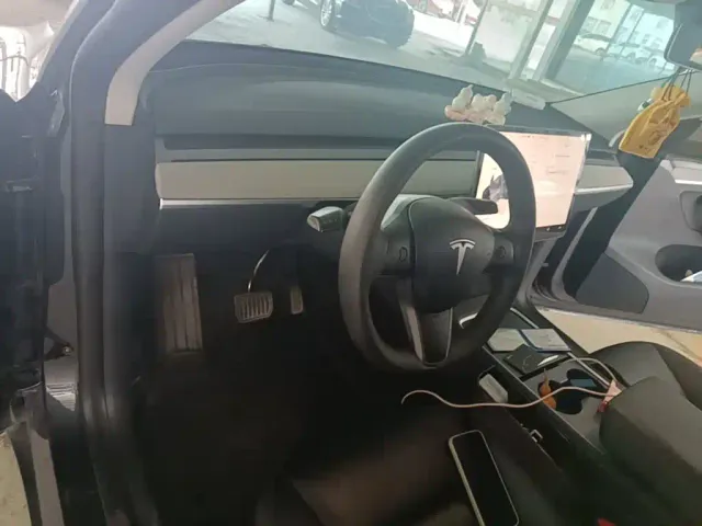Tesla Model Y — Фото автомобиля 9