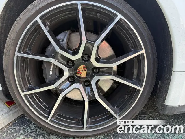 Porsche Taycan — Фото автомобиля 5