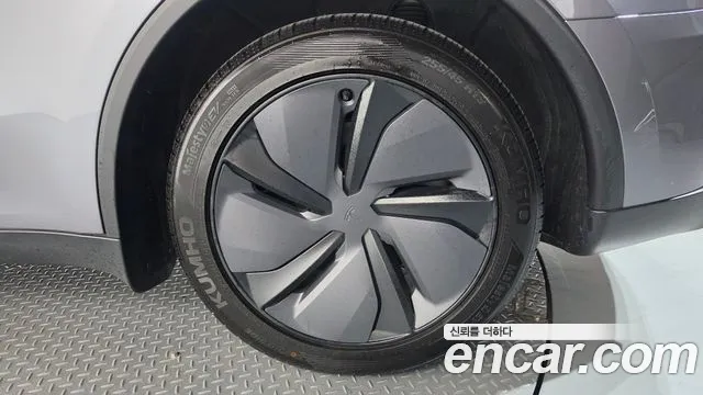 Tesla Model Y — Фото автомобиля 7