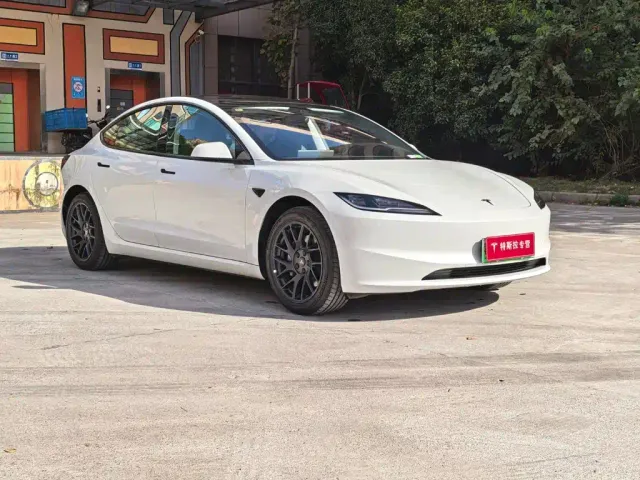 Tesla Model 3 — Фото автомобиля 3