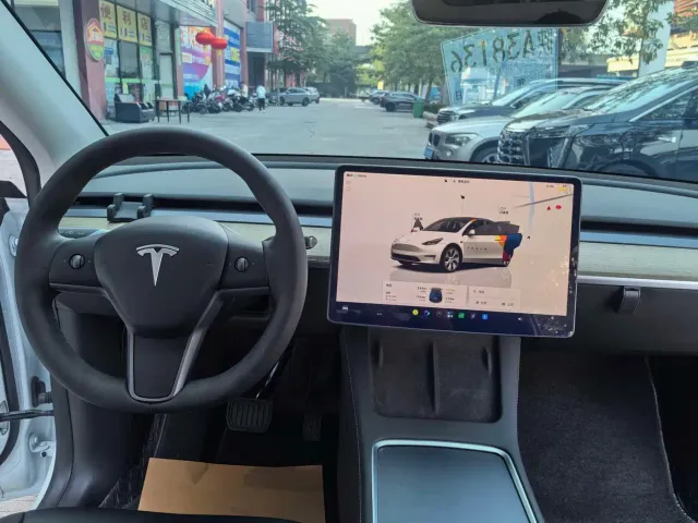Tesla Model Y — Фото автомобиля 13