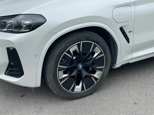 BMW iX3 — Фото автомобиля 4