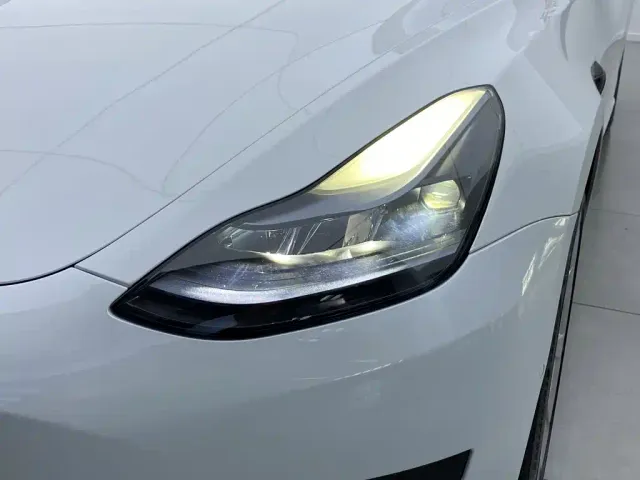Tesla Model 3 — Фото автомобиля 5