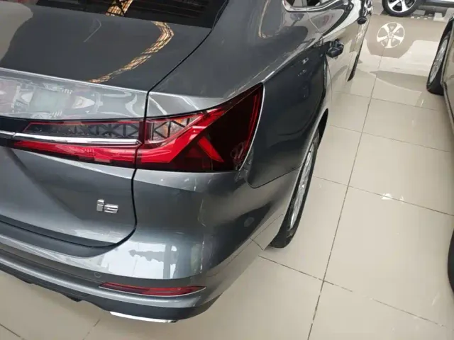 Roewe i5 — Фото автомобиля 7