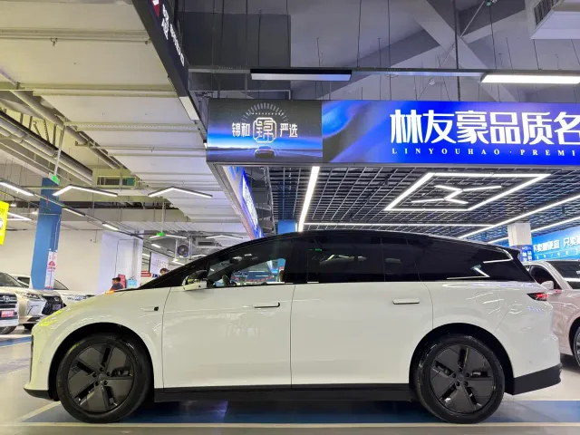 Li Auto i8 — Фото автомобиля 7