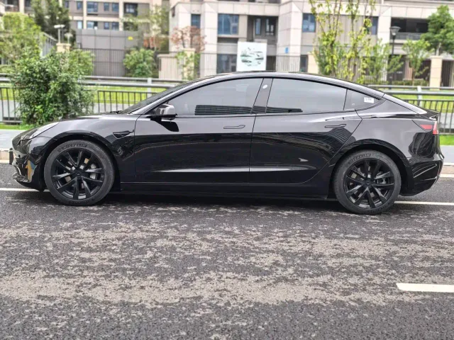 Tesla Model 3 — Фото автомобиля 4