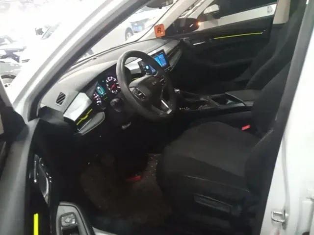 Roewe i5 — Фото автомобиля 15