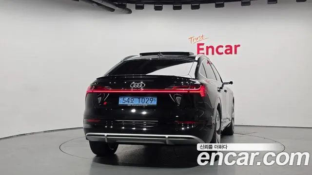 Audi e-tron — Фото автомобиля 4