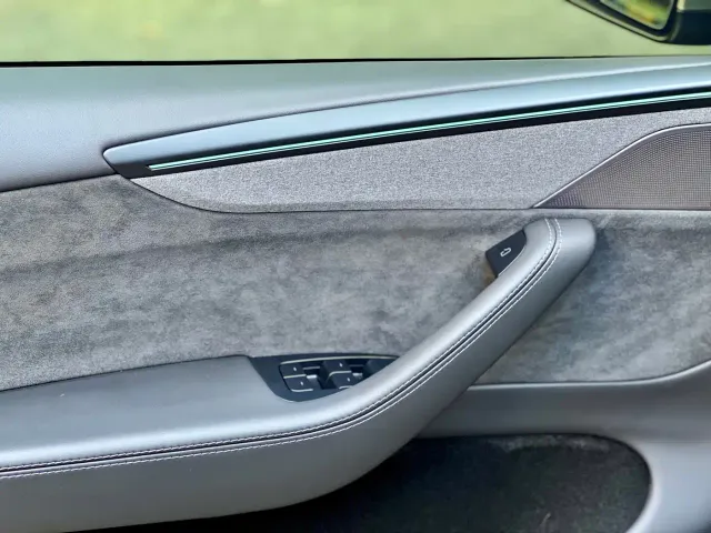 Tesla Model Y L — Фото автомобиля 23
