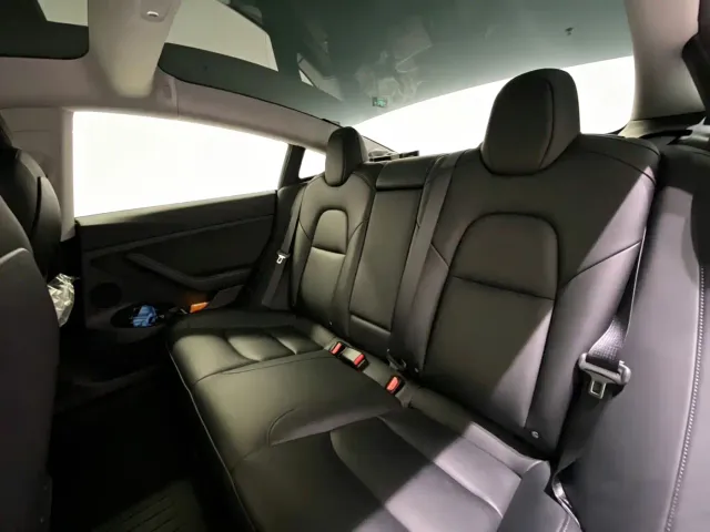 Tesla Model 3 — Фото автомобиля 5