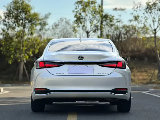 Lexus ES — Фото автомобиля 8