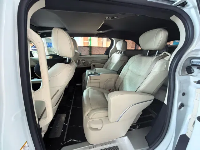 Toyota Sienna — Фото автомобиля 10