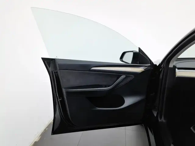 Tesla Model Y — Фото автомобиля 8
