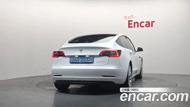 Tesla Model 3 — Фото автомобиля 4