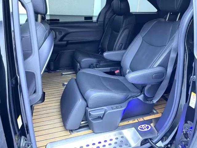 Toyota Sienna — Фото автомобиля 6