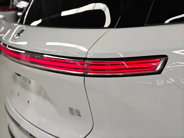 Nio ES8 — Фото автомобиля 3