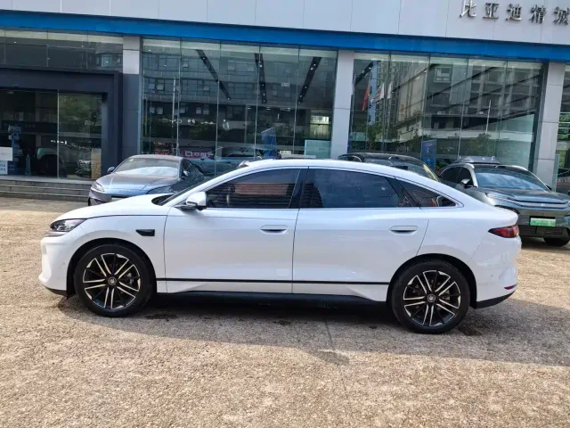 BYD Qin L — Фото автомобиля 11